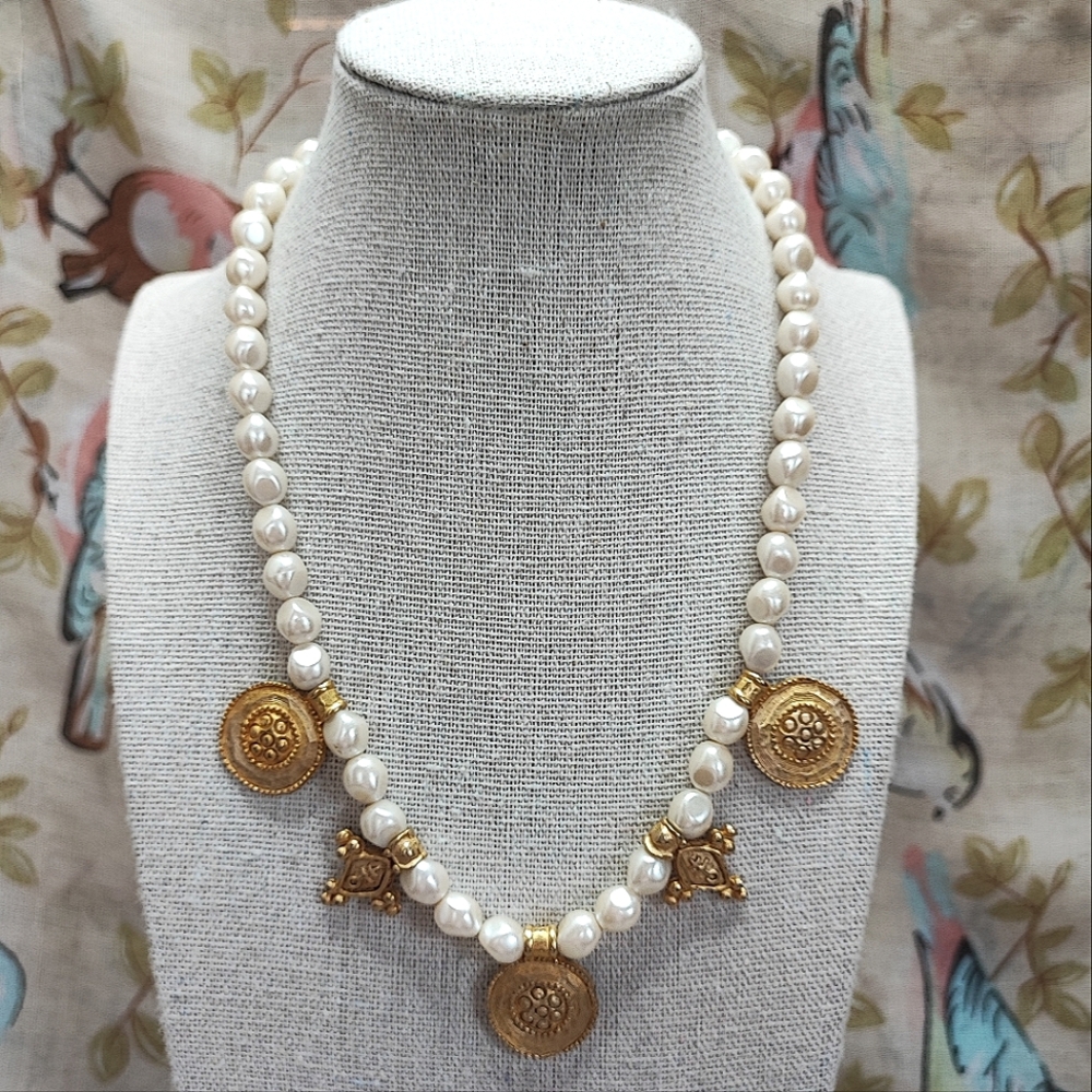 Faux Pinched Pearls Petite Gold Tone Medallions Vintage Unsigned Necklace